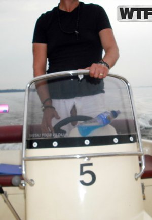 Любительская брюнетка показывает свои сиськи и киску на скоростном катере на воде Фото 13