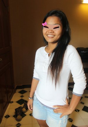 Миниатюрная азиатка Шанти кончает в кремовый пирог после секса от первого лица на кровати Фото 1