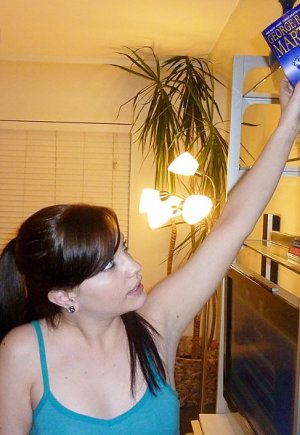 Любительскую цыпочку принуждают к съемкам домашнего порно Фото 7