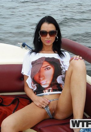 Любительская брюнетка показывает свои сиськи и киску на скоростном катере на воде Фото 5