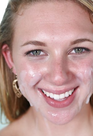 Пышногрудая блондинка-подросток Брук Уайлд теребит пальцами свою задницу, пока ее трахают Фото 16