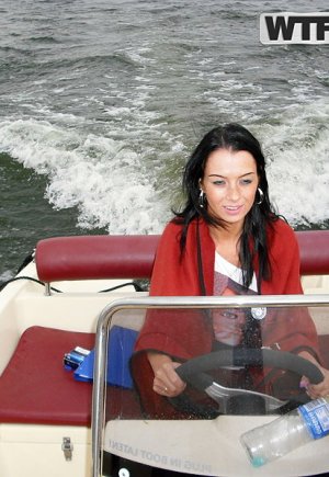 Любительская брюнетка показывает свои сиськи и киску на скоростном катере на воде Фото 15