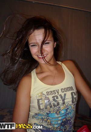 Любительская пара записывает себя на видео, снимая домашнее секс-видео Фото 2