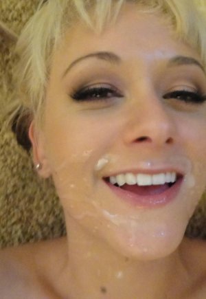 Горячая блондинка просыпается ото сна, и ее хорошенькое личико покрывается спермой Фото 9