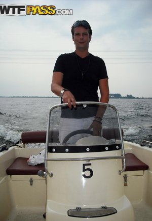 Любительская брюнетка показывает свои сиськи и киску на скоростном катере на воде Фото 1