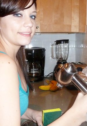 Любительскую цыпочку принуждают к съемкам домашнего порно Фото 9