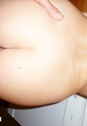 Любительскую цыпочку принуждают к съемкам домашнего порно Фото 15